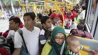 Shuttle bus memudahkan perjalanan di area Festival Asian Games 2018 pada hari Sabtu (1/9/2018) di kawasan Gelora Bung Karno, Senayan Jakarta. (Bola.com/Peksi Cahyo)