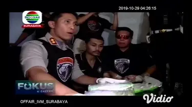 Tim Satreskoba Polres Lumajang Jawa Timur menggagalkan pengiriman narkoba jenis sabu-sabu oleh salah satu kurir jaringan Sokobana, Madura. Dari tangan tersangka, polisi menyita sabu-sabu seberat 5 kg yang terbungkus tas koper dan disembunyikan dalam ...