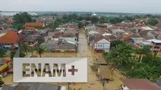 Perumahan Pondok Gede Permai, Jatiasih, Bekasi, masih dilanda banjir seperut orang dewasa, Jumat (22/4/2016). Warga pun mengungsi ke tempat yang aman.