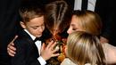 Gelandang Real Madrid, Luka Modric bersama keluarganya mencium trofi setelah memenangkan penghargaan Ballon d'Or 2018 di Paris, Senin (3/12). Penghargaan individu ini menjadi gelar Ballon d'Or pertama sepanjang karier Modric. (FRANCK FIFE/AFP)