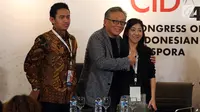 Co-Founder of Marvell Technology Group, Sehat Sutardja berfoto bersama Eliza Sariaatmadja usai diskusi dalam 4th Congress of Indonesian Diaspora di Kota Kasablanka, Jakarta, Sabtu (1/7). (Liputan6.com/Johan Tallo)