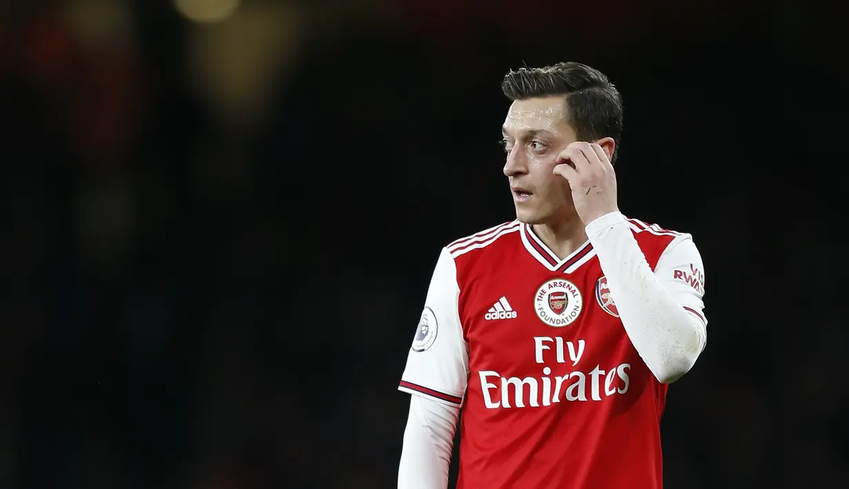 1. Mesut Ozil (Arsenal) - Pemain asal Jerman ini belum tampil pada laga kompetitif Arsenal di musim ini. Sejak Maret 2020, Ozil sudah tidak pernah terlihat di lapangan dan tidak masuk dalam daftar skuad Arsenal untuk Liga Ingrris dan Liga Europa pada musim ini. (AFP/Ian Kington/IKIMAGES)