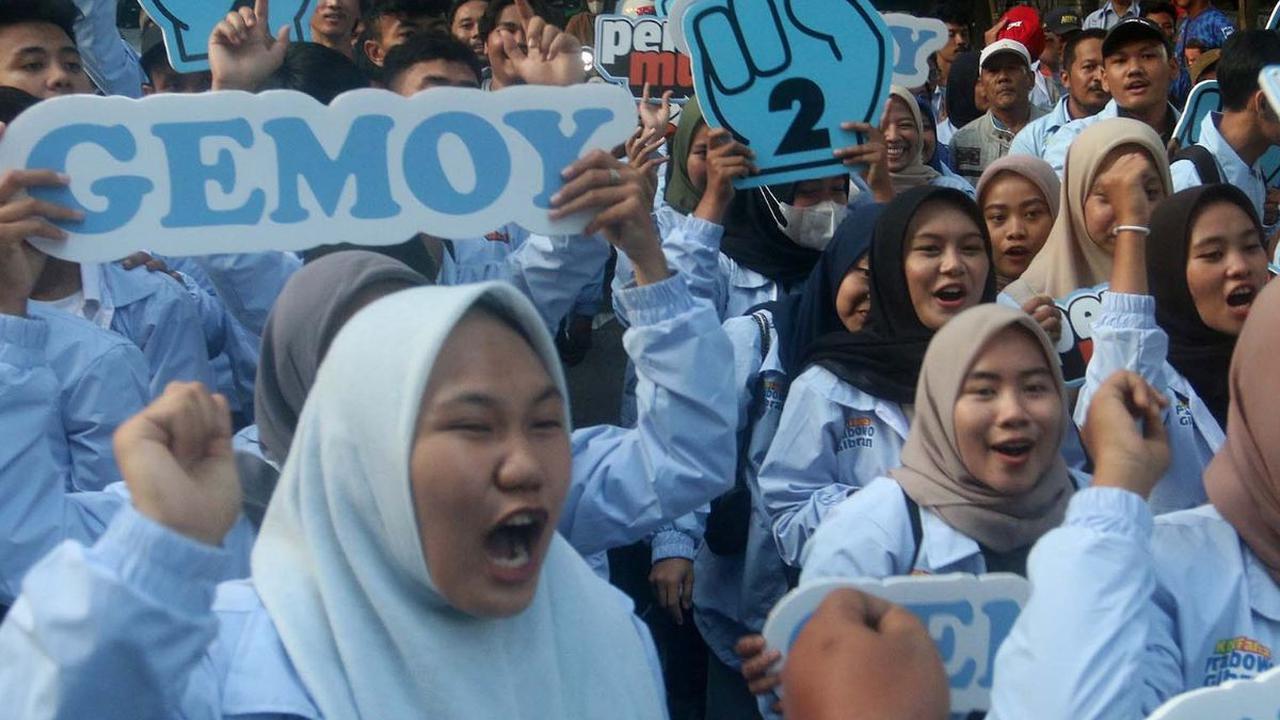 Pendukung TKN Pemilih Muda (Fanta) Prabowo-Gibran melakukan aksi saat peluncuran platfrom digital pemilihmuda.id di depan gedung Fanta Headquarters Prabowo-Gibran, Menteng, Jakarta, Kamis (14/12/2023).<br>