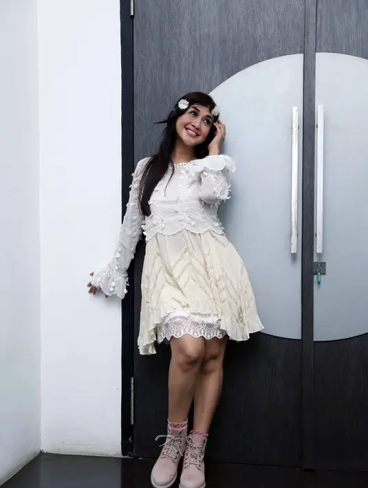 Perempuan yang telah dua kali menikah itu mengaku bahwa pola hidup yang dijalani bertolak belakang dengan pola hidup sehat. Padatnya kegiatan di dunia hiburan membuat dirinya susah tidur. (Nurwahyunan/Bintang.com)