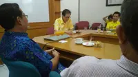 Suasana santai saat para dokter Fakultas Kedokteran mempresentasikan penelitian mereka di hadapan Direktur PT Sido Muncul Irwan Hidayat, Rabu (21/2/2018) (foto: Liputan6.com / edhie)