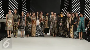 21 Wanita berpose diatas panggung mengenakan busana rancangan Era Soekamto  dalam Senayan City Fashion Nation ke-11, Jakarta, Rabu (12/4). Memperingati hari Kartini, Senayan City memberikan penghargaan ke 21 wanita. (Liputan6.com/Herman Zakharia)