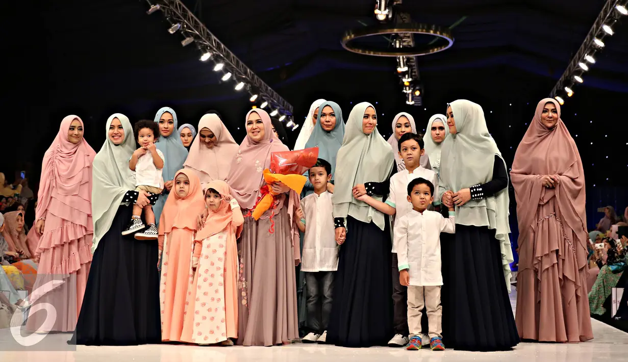 Sejumlah selebriti mengenakan busana muslim Si.Se.Sa: Syar'i for Urban, Jakarta, Rabu (10/2). Peragaan menampilkan 61 koleksi dalam tujuh rangkaian babak produk terbaru Si.Se.Sa dengan rentang warna pastel yang lebar. (Liputan6.com/Immanuel Antonius)
