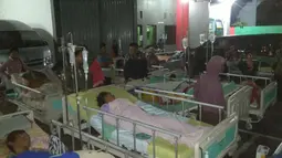Sejumlah pasien dievakuasi di luar rumah sakit menyusul gempa di Banyumas, Jawa Tengah, (16/12). Gempa kuat yang mengguncang Pulau Jawa memicu peringatan akan terjadinya tsunami. (AP Photo / Agus Fitrah)