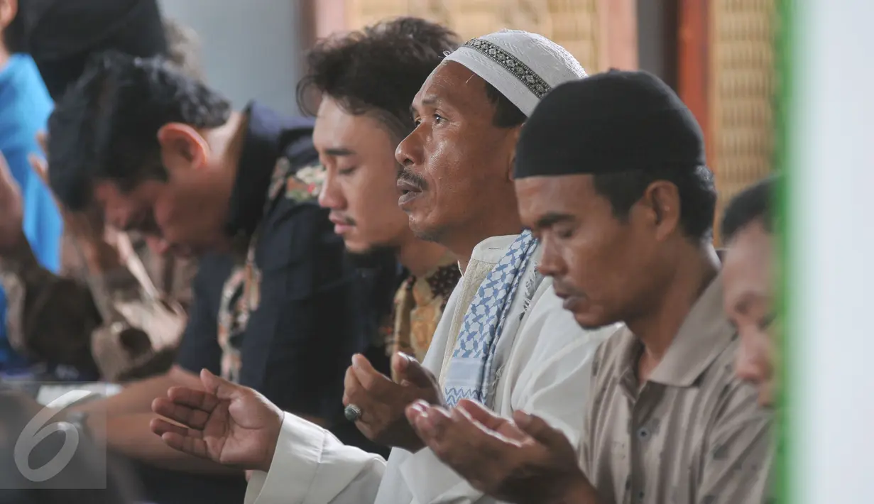 Warga terlihat khusyu berdoa usai melaksanakan Shalat Jumat di sebuah masjid di kawasan Kalijodo, Jakarta, Jumat (26/2). Shalat Jumat ini merupakan yang terakhir sebelum penertiban kawasan Kalijodo oleh Pemkot DKI. (Liputan6.com/Gempur M Surya)