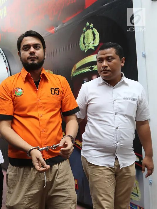 Artis sinetron, Rio Reifan digiring petugas jelang kepindahannya ke Rumah Sakit Ketergantungan Obat (RSKO), di Polda Metro Jaya, Jakarta, Rabu (4/9/2019). Tertangkap ketiga kali karena kasus narkoba, Rio Reifan dikirim ke RSKO Cibubur untuk jalani rehabilitasi. (Liputan6.com/Herman Zakharia)