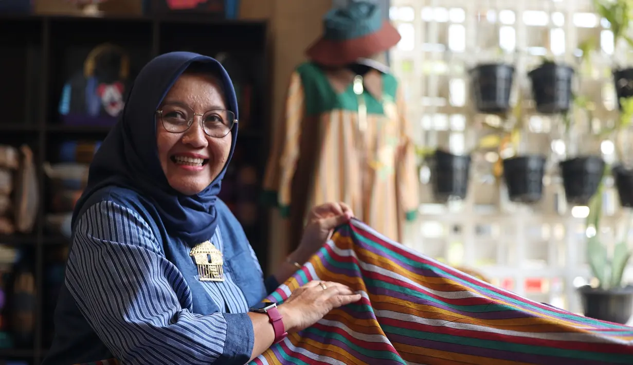 Peni Budi Astuti, pendiri diOpeni, menunjukkan salah satu produk berbahan kain lurik di Malang, Jawa Timur. Usaha ini berkembang dari skala rumahan menjadi UMKM yang memberdayakan perempuan di sekitarnya.
