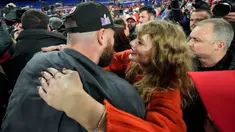 Taylor Swift mencium Travis Kelce dari Kansas City Chiefs setelah pertandingan AFC Championship NFL melawan Baltimore Ravens, di Baltimore, Maryland, Amerika Serikat, Minggu (28/1/2024). Kansas City Chiefs menang 17-10. (AP Photo/Julio Cortez)