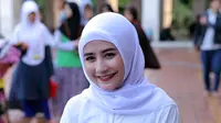 "Alhamdulillah bisa menjadi bagian lah mewakilkan anak muda gerakan cinta al Quran," ucap Prilly Latuconsina saat menghadiri soft launching Gerakan Nasional Mencintai al Quran. (Deki Prayoga/Bintang.com)