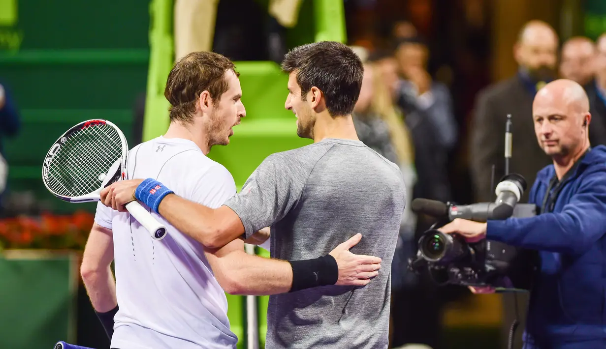 Petenis Serbia, Novak Djokovic dan petenis Skotlandia, Andy Murray saling berangkulan usai final turnamen Qatar Terbuka di Doha, Sabtu (7/1). Djokovic berhasil meraih gelar Qatar Open 2017 dengan skor 6-3, 5-7, 6-4. (AP Photo/Alexandra Panagiotidou)