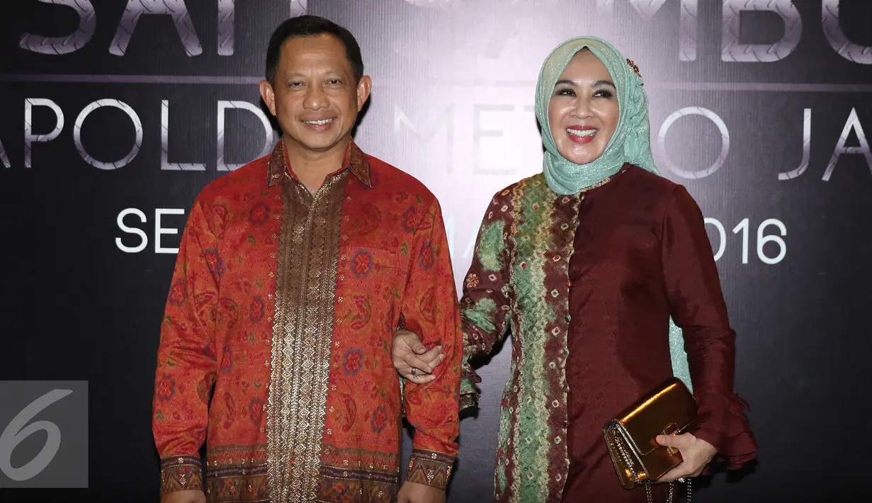 Mantan Kapolda Metro Jaya, Irjen Pol Tito Karnivian (kiri) berpose sebelum acara Pisah Sambut Kapolda Metro Jaya di Balai Pertemuan Polda Metro Jaya, Jakarta, Senin (21/3). Tito akan digantikan oleh Moechgiyarto (Liputan6.com/Herman Zakharia)