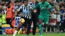 4. Salomon Rondon – Dinilai sukses di klub terdahulu membuat Newcastle berani meminjam pemain asal Venezuela ini. Mereka membutuhkan penyerang yang tajam dikarenakan memiliki masalah besar dalam mencetak gol. (AFP/Lindsay Parnaby)