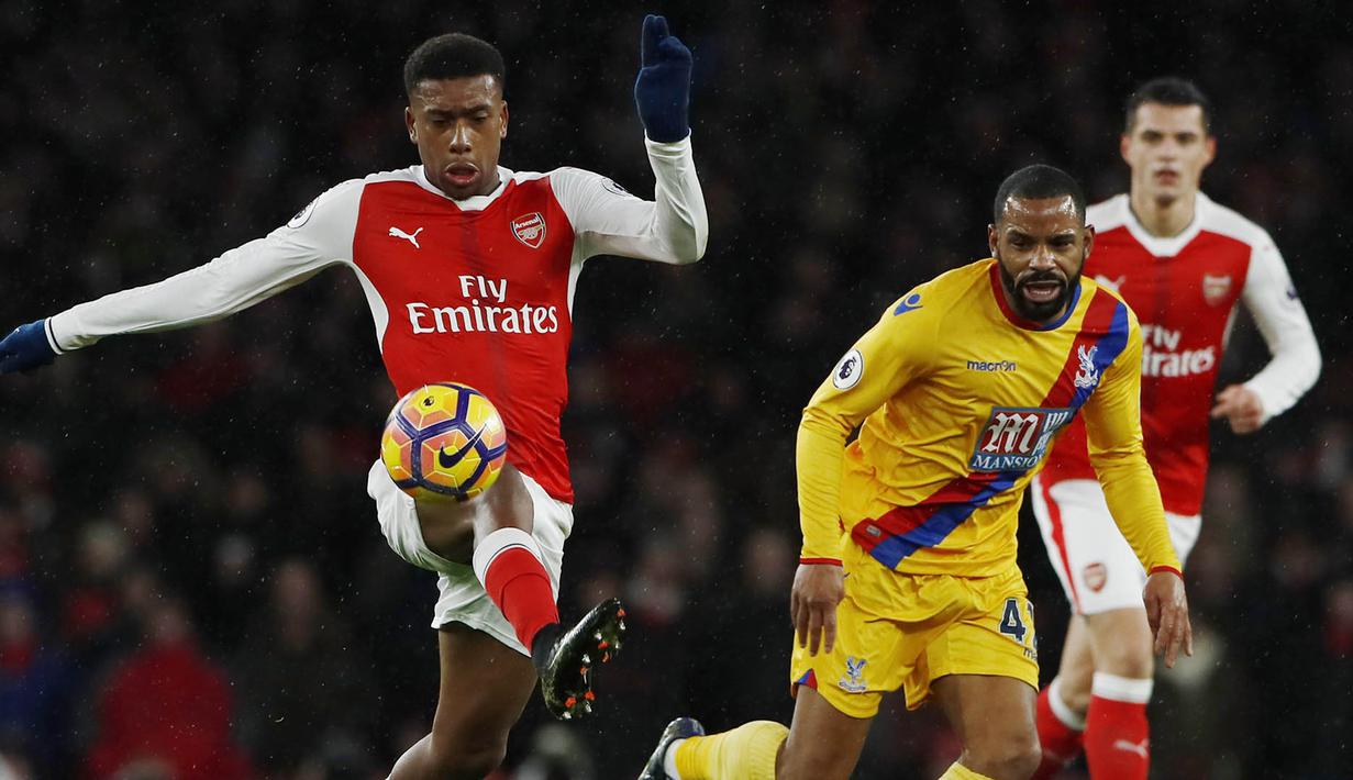 Penyerang Arsenal, Alex Iwobi, berusaha melewati pemain Crystal Palace. Pada laga ini baik The Gunners ataupun Palace sama-sama menggunakan formasi 4-2-3-1. (Reuters/Stefan Wermuth) 