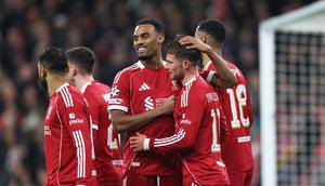 Pemain Liverpool, Alexis Mac Allister (tengah kanan), merayakan gol bersama rekan-rekan setimnya dalam pertandingan Liga Champions melawan Qarabag di Anfield, Inggris, Kamis (29/1/2026) dini hari WIB. (AP Photo/Darren Staples)