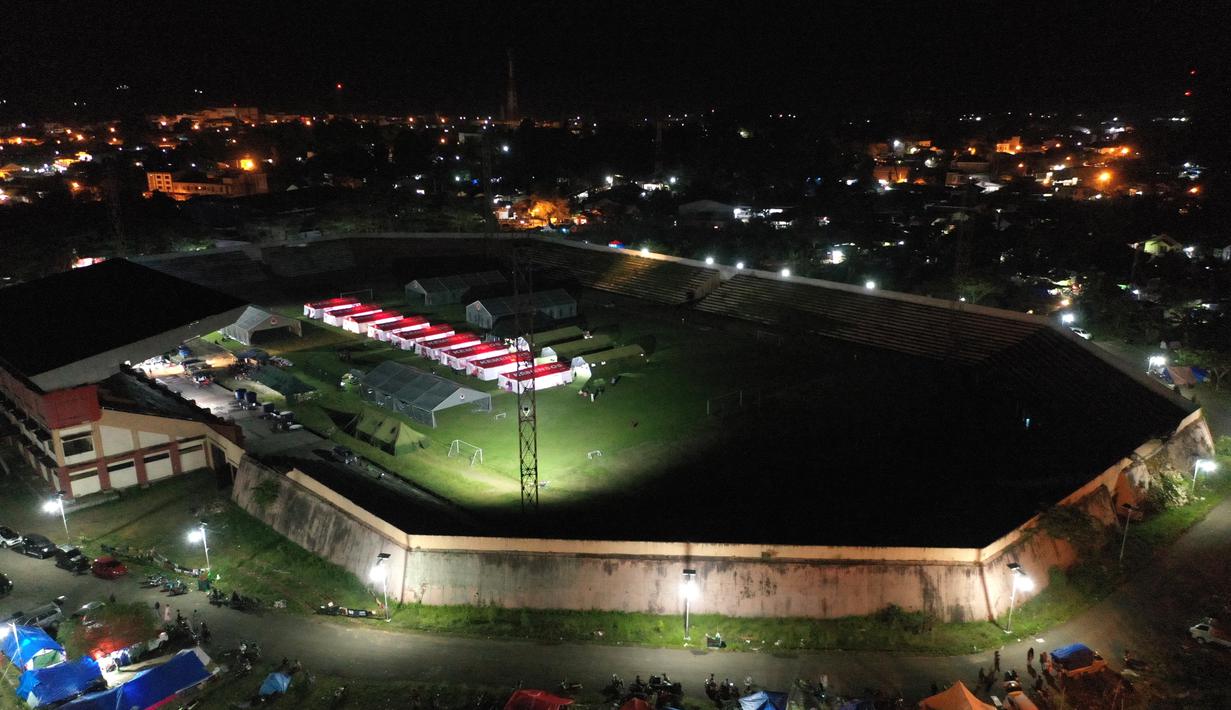 Foto udara menunjukkan tenda-tenda di tempat penampungan darurat di Mamuju (19/1/2021). Tempat pengungsian ini dibangun untuk orang-orang yang terdampak gempa berkekuatan 6,2 yang mengguncang pulau Sulawesi pada 15 Januari 2021. (AFP/Adek Berry)