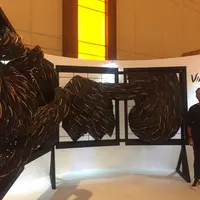 Joko Avianto dengan karyanya Cloud di Casa Indonesia (Fimela.com/Novi Nadya)