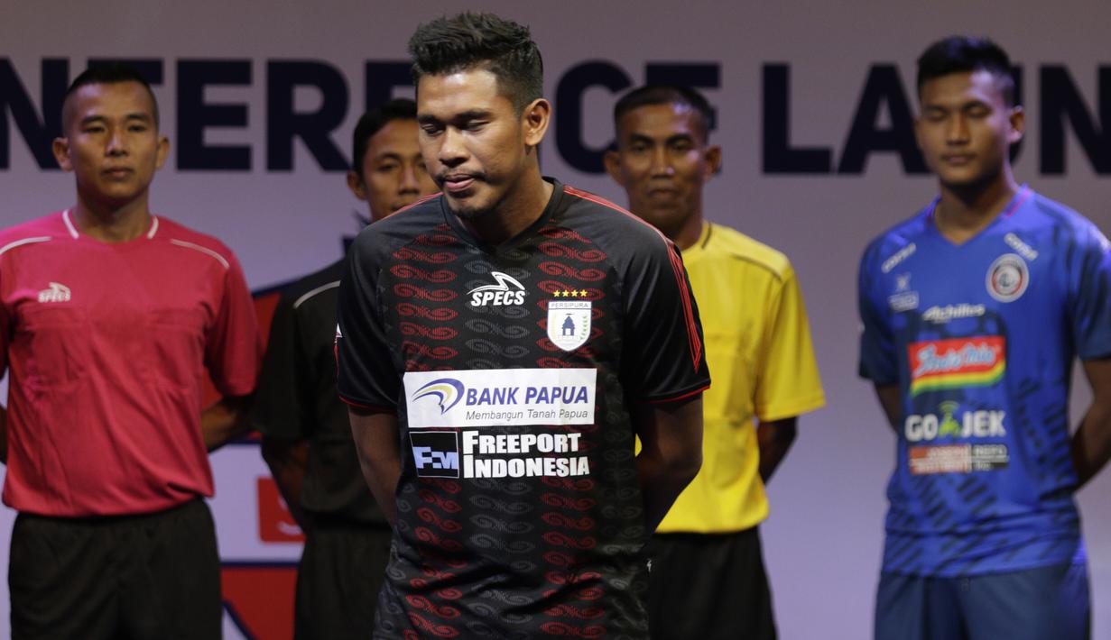 Kiper Persipura Jayapura, Dede Sulaiman berpose saat Peluncuran Shopee Liga 1 di SCTV Tower, Jakarta, Senin (13/5). Sebanyak 18 klub akan bertanding pada Liga 1 mulai tanggal 15 Mei. (Bola.com/Vitalis Yogi Trisna)