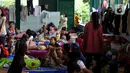 Aktivitas korban banjir di lokasi pengungsian Gor Total Persada, Periuk, Tangerang, Banten, Kamis (6/2/2020). Pengungsi berharap banjir segera surut agar mereka bisa kembali ke rumah masing-masing. (merdeka.com/magang/Muhammad Fayyadh)