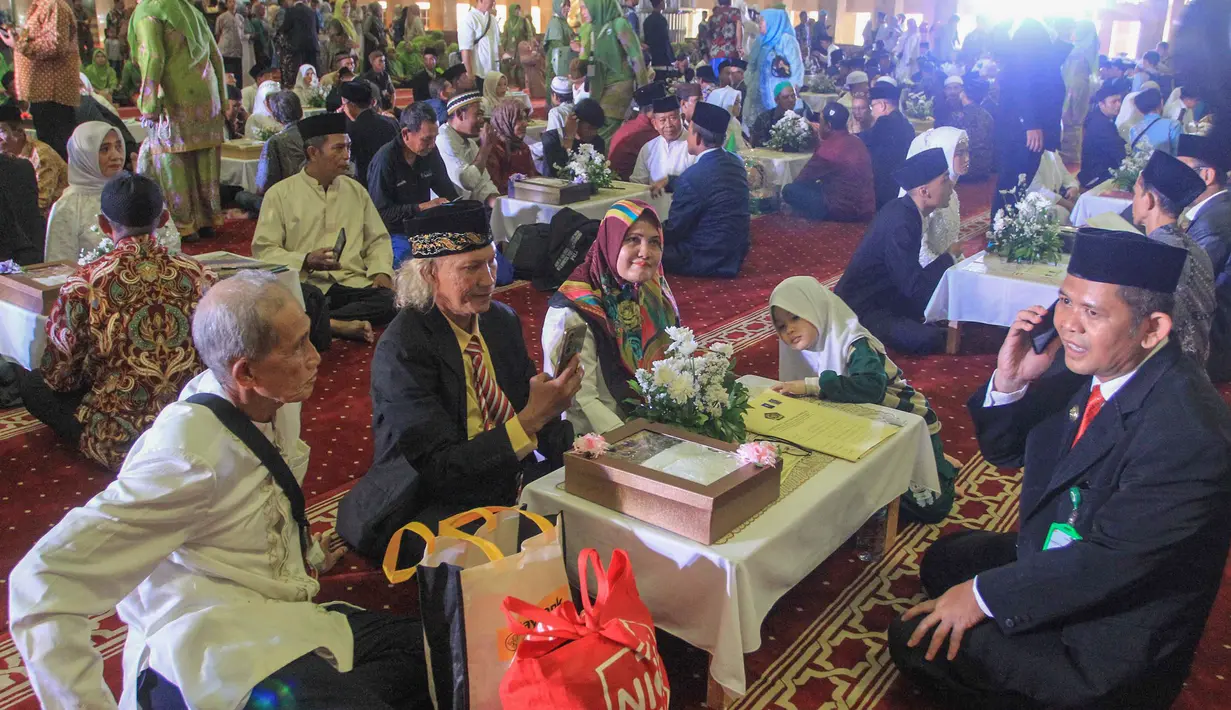 Penyelenggara juga memberikan sejumlah fasilitas kepada para peserta tanpa dipungut biaya. Tampak dalam foto, pasangan pengantin mengikuti Isbat nikah massal 2025 di Mesjid Istiqlal, Jakarta, Rabu (3/12/2025). (merdeka.com/Arie Basuki)