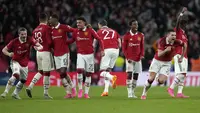 Sejumlah pemain Manchester United melakukan selebrasi setelah memenangkan babak adu penalti pada laga semifinal Piala FA 2022/2023 melawan Brighton di Stadion Wembley, London, Minggu (23/04/2023). MU menang dengan skor 7-6. (AP Photo/Kirsty Wigglesworth)