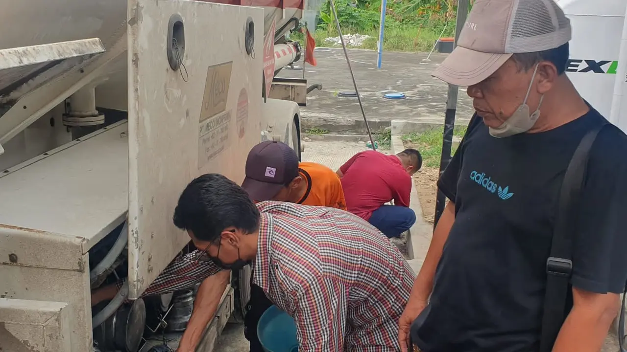 Pengecekan BBM Pertalite tak layak di salah satu SPBU Kabupaten Tuban. (Istimewa)