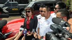 Roro Fitria didampingi kuasa hukumnya, Sunan Kalijaga, memberi keterangan kepada awak media saat tiba di Polres Jakarta Selatan, Senin (18/5/2015). (Liputan6.com/Panji Diksana)