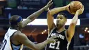 Center San Antonio Spurs, Tim Duncan (21), saat dihadang forward Memphis Grizzlies, Zach Randolph (50), pada laga play off NBA di FedEx Forum, Memphis, AS, Sabtu (23/4/2016) WIB. (Reuters/Nelson Chenault-USA TODAY Sports)