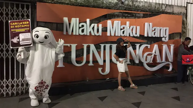 Foto: Dua Hari Terakhir di Surabaya, La'eeb Maskot Piala Dunia 2022 Qatar Mampir ke Royal Plaza, Taman Bungkul dan CFD Darmo Surabaya