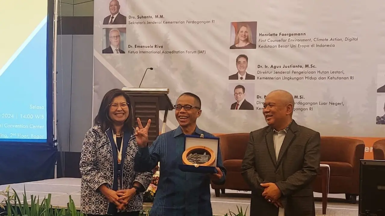 Pendiri Indonesian Forestry Certification Cooperation (IFCC) Drajad Hari Wibowo, dalam kegiatan Konsultasi Publik Draft Standar IFCC-EUDR di Bogor, Selasa (19/3/2014).
