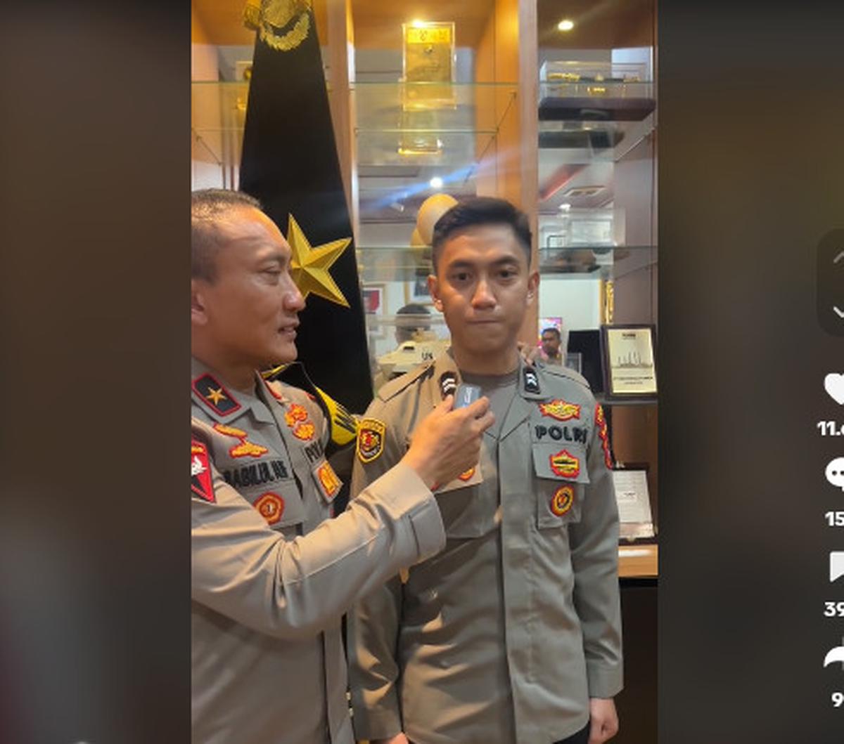 Sabilul Alif kemudian menanyakan usia sang polisi muda tersebut. "Siap, ulang tahun yang ke 25 tahun," jawab polisi muda bernama Hendri ini.