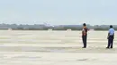 Pesawat Kepresidenan yang ditumpangi Presiden Joko Widodo mendarat di Bandara Internasional Jawa Barat (BIJB) Kertajati, Majalengka, Kamis (24/5). Pesawat kepresidenan resmi menjadi pesawat pertama yang mendarat bandara itu. (Liputan6.com/Pool/Setpres)