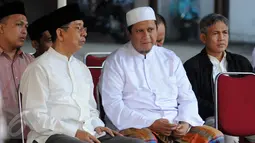 Ketua Bawaslu, Muhammad (kanan) saat melayat jenazah Ketua KPU, Husni Kamil Manik di kompleks KPU, Jakarta, Jumat (8/7). Husni Kamil Manik wafat pada Kamis (7/7) di usia 40 tahun. (Liputan6.com/Helmi Fithriansyah)