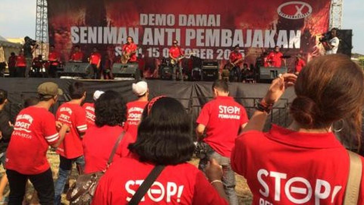 Rhoma Irama dan sejumlah seniman demo antipembajakan di Solo