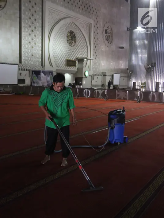 Petugas membersihkan karpet Masjid Istiqlal, Jakarta, Selasa (15/5). Kegiatan tersebut dalam rangka menyambut Bulan Suci Ramadan untuk memberikan rasa nyaman bagi jamaah saat menjalankan ibadah. (Liputan6.com/Arya Manggala)