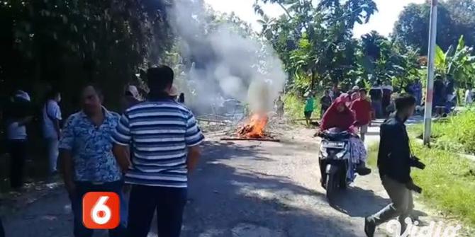 VIDEO: Warga Kecamatan Pakong Blokade Jalan Desa, Ada Apa?