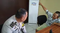 Iskandar (51) digiring ke Polrestabes Palembang usai ketahuan mencuri sepatu milik anak kos (Liputan6.com / Nefri Inge)