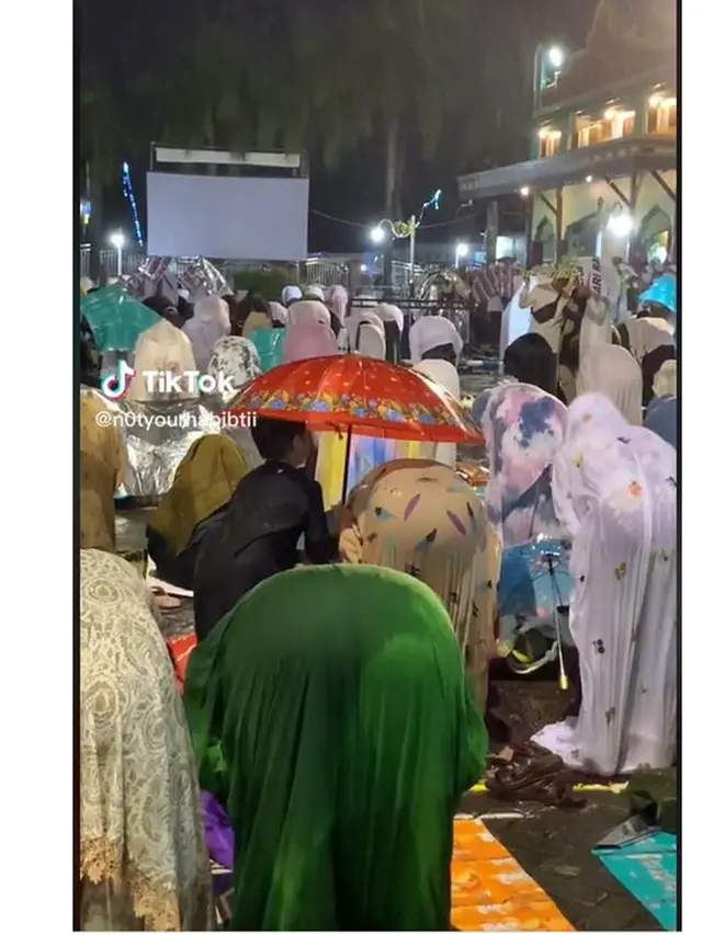 Viral Momen Haru Bocah Laki-Laki Payungi Ibunya yang Sedang Salat di Tengah Hujan
