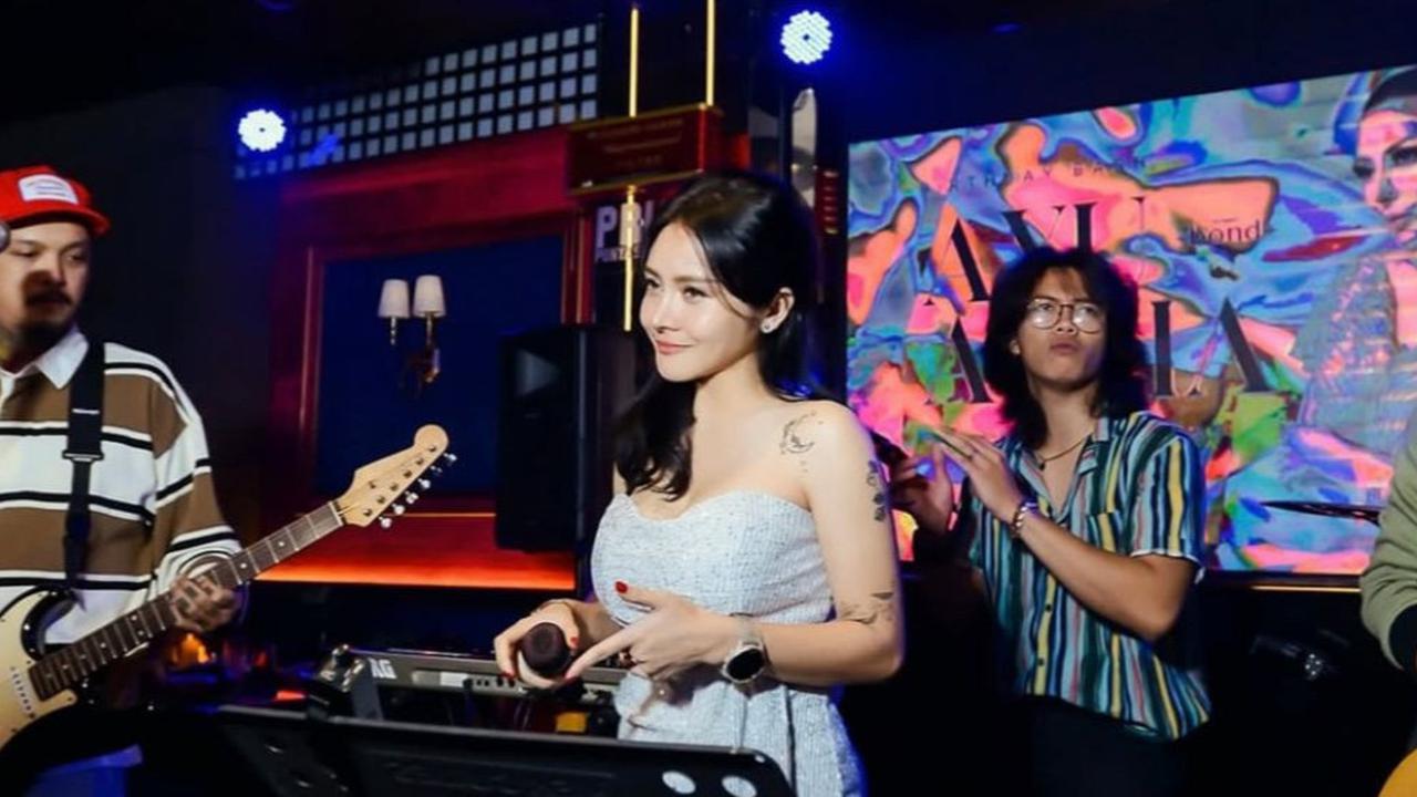 7 Potret Mawar AFI Tampil Memesona di Atas Panggung, Aura Awet Muda dan Makin Memancar