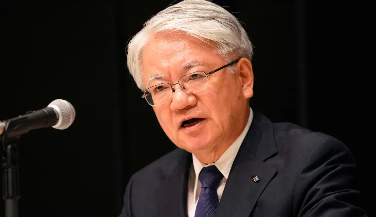 Presiden dan CEO Kobe Steel Hiroya Kawasaki memberi keterangan pers di Tokyo, Jepang,  Selasa (6/3). Kawasaki mengkonfirmasi bahwa stafnya telah mengubah atau membuat data palsu atas kualitas sejumlah produk sebelum dikirim. (AP Photo/Shizuo Kambayashi)