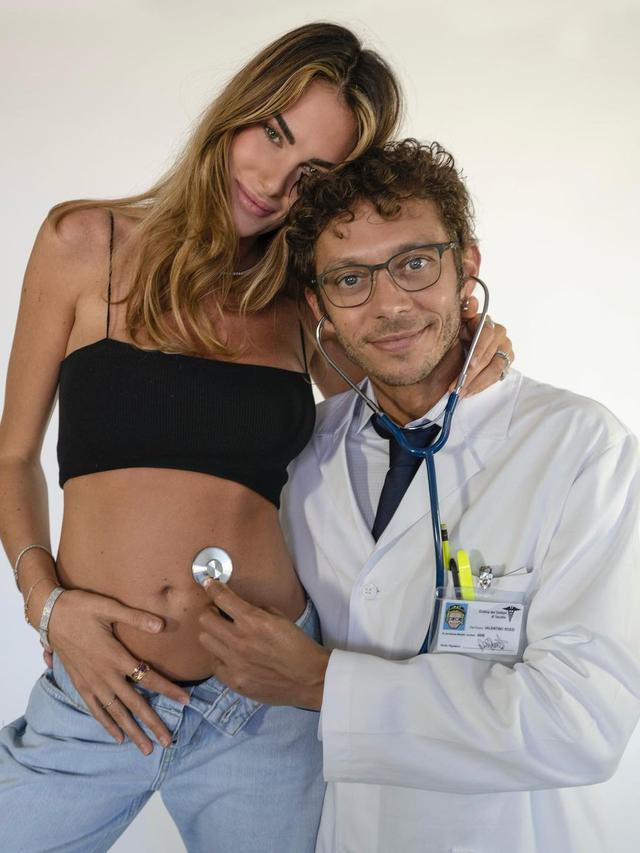 7 Potret Mesra Valentino Rossi dengan Francesca Sofia, Umumkan Kehamilan