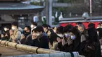 Para jamaah berdoa di kuil Yushima Tenmangu di Tokyo pada Hari Tahun Baru, Jumat (1/1/2020). Warga di Tokyo ramai-ramai mengunjungi Kuil Yushima Tenmangu untuk berdoa dengan menulis harapan di papan Ema. (AP Photo/Hiro Komae)