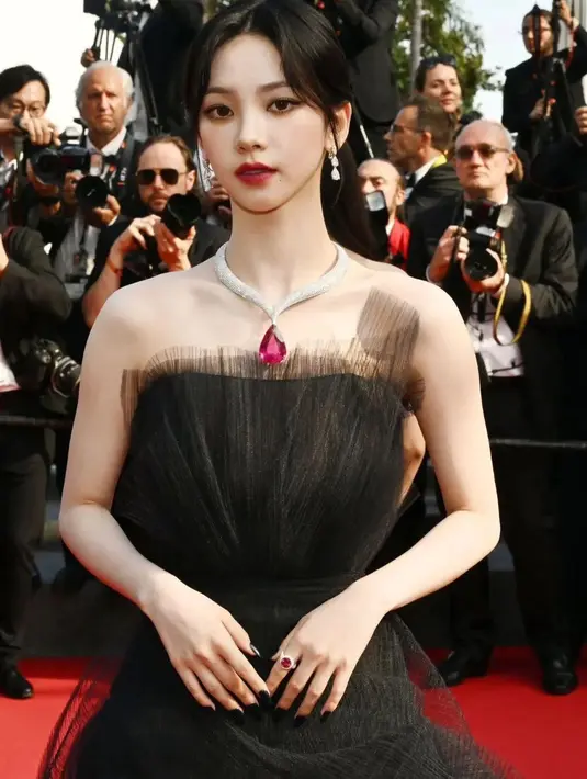 Tentunya sebagai GA Chopard Karina melengkapi penampilannya dengan perhiasan Chopard High Jewelry Red Carpet Collection yang sebelumnya pernah dikenakan Rihanna tahun 2014. [Foto: IG/choijaehoon.official].