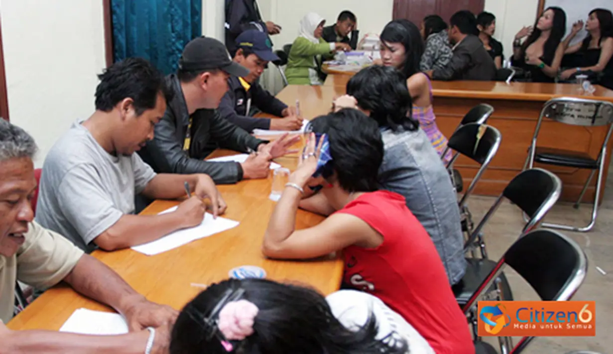 Citizen6, Bogor: Sejumlah Aparat gabungan dari Satpol PP, TNI,dan Polri Kota Bogor melakukan razia Penyakit Masyarakat (Pekat) di beberapa wilayah Kota Bogor, Selasa(28/6). (Pengirim: Tri Iswanto)