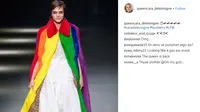 Cara Delevigne tampil mengenakan mantel pelangi untuk mendukung LGBTQ+ (instagram/queencara_delevingne)