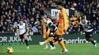 Gelandang Real Madrid asal Inggris #05, Jude Bellingham, melakukan tendangan penalti selama pertandingan Liga Spanyol antara Valencia CF dan Real Madrid CF di stadion Mestalla di Valencia, Sabtu dini hari WIB (4-1-2025). (JOSE JORDAN/AFP)