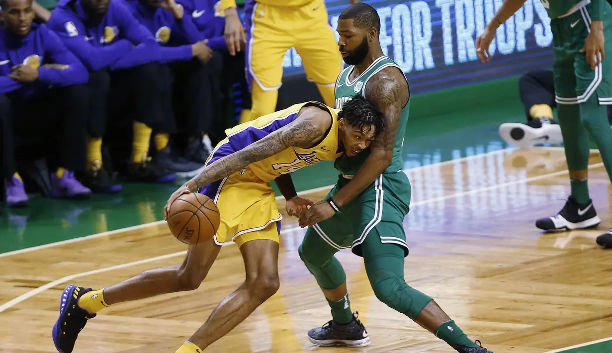 Pemain Los Angeles Lakers, Brandon Ingram mencoba melewati adangan pemain Boston Celtics, Marcus Morris pada laga NBA basketball game di TD Garden, Boston, (8/11/2017). Celtics menang 107-96.  (AP/Winslow Townson)